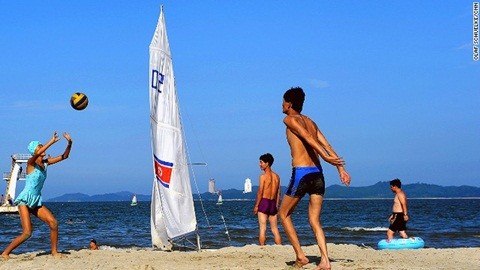 Người Triều Tiên chơi bóng chuyền bên bờ biển